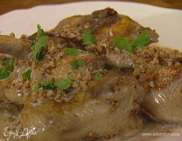 Кинзу мелко порубить и присыпать готовое блюдо. Подавать перепелок со свекольным соусом.