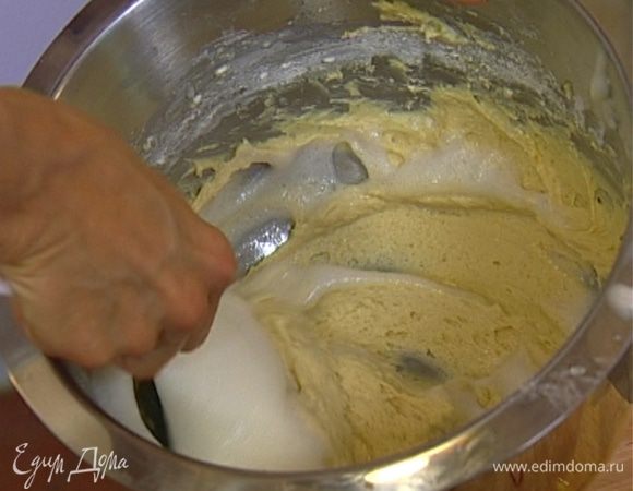 Белки взбить со щепоткой соли и ввести в тесто.