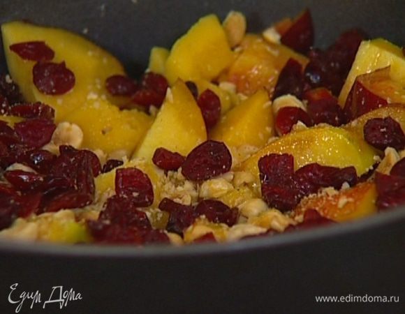 Смазать форму для выпечки сливочным маслом, уложить в нее нектарины, присыпать половиной дробленых орехов и 100 г клюквы.