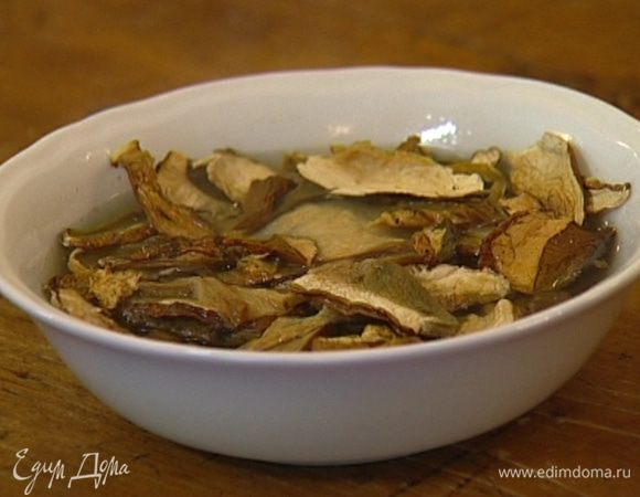 Для начинки замочить сухие грибы в небольшом количестве горячей воды.