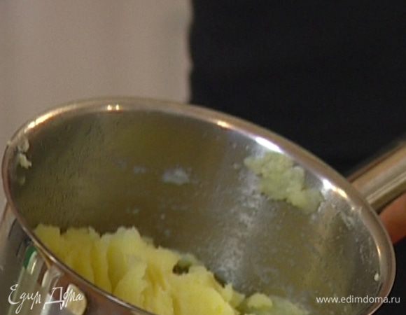 Картофель почистить, отварить и растереть в пюре. 