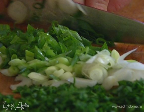 Зеленый лук и петрушку мелко порубить.