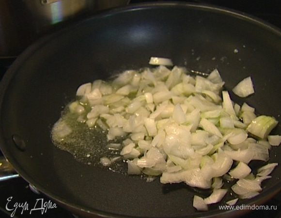 Разогреть в небольшой сковороде 1 ст. ложку сливочного и 1 ч. ложку оливкового масла и обжаривать лук, пока он не станет мягким. 