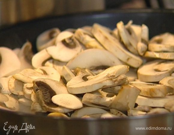 Шампиньоны нарезать пластинками.