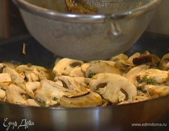 Воду из замоченных грибов слить и процедить.