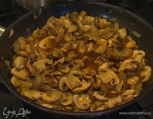 Приготовить соус: разогреть в глубокой сковороде растительное масло, слегка обжарить лук и чеснок, затем добавить шампиньоны, замоченные грибы, оставшуюся из-под грибов воду, листья тимьяна, поперчить, посолить и тушить 5−10 минут.