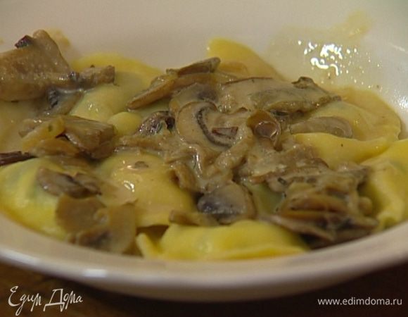 Отварить в подсоленной кипящей воде вареники, подавать их, полив грибным соусом и присыпав оставшейся петрушкой. 