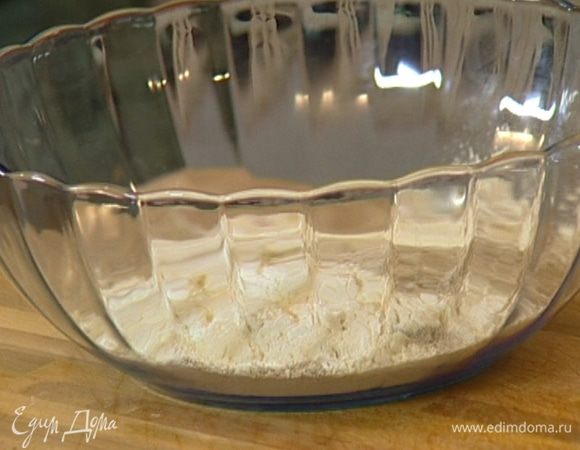 Приготовить тесто: пшеничную муку смешать с гречневой, добавить щепотку соли. 