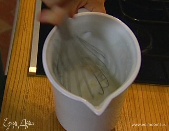 Соединить молоко, 100 мл воды и 2 яйца, все слегка взбить. 