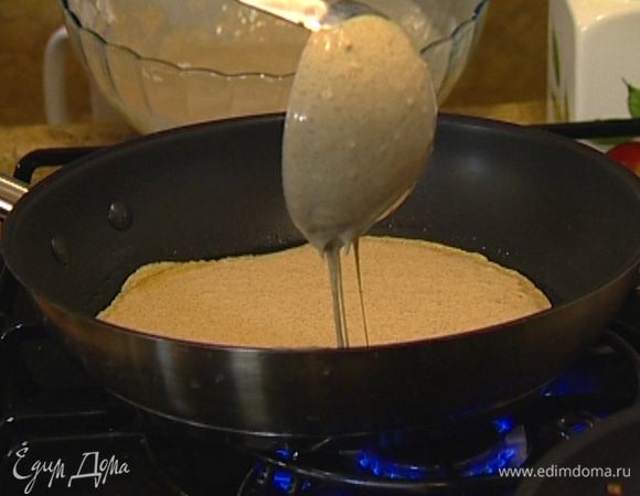 Разогреть в сковороде небольшое количество растительного масла и выпекать большие, довольно толстые блины. 