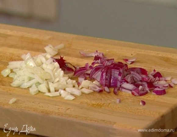 Лук почистить и мелко порубить.