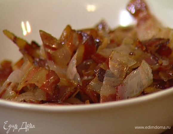 Бекон или сало тонко нарезать, обжарить на сухой сковороде до золотистой корочки и выложить на тарелку. 