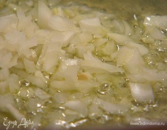 В сковороду добавить немного растительного масла, выложить лук, посолить, поперчить и обжаривать, пока он не станет мягким. 