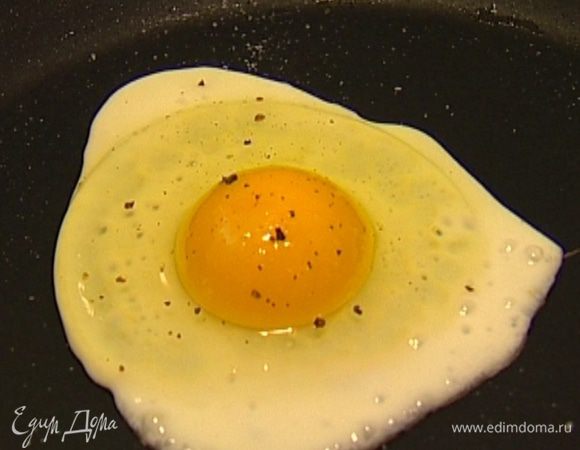 Яйца поджарить на сковороде, посолить и выложить сверху на галеты, украсить все шнитт-луком и подавать тут же.