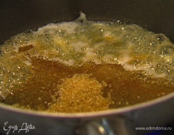 Приготовить соус: растопить в глубокой сковороде 1 ст. ложку сливочного масла, добавить коричневый сахар, цедру и сок лимона и уварить все до состояния жидкой карамели. 