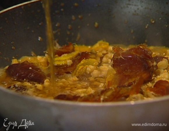 Добавить орехи, финики и бренди, перемешать и снять соус с огня.