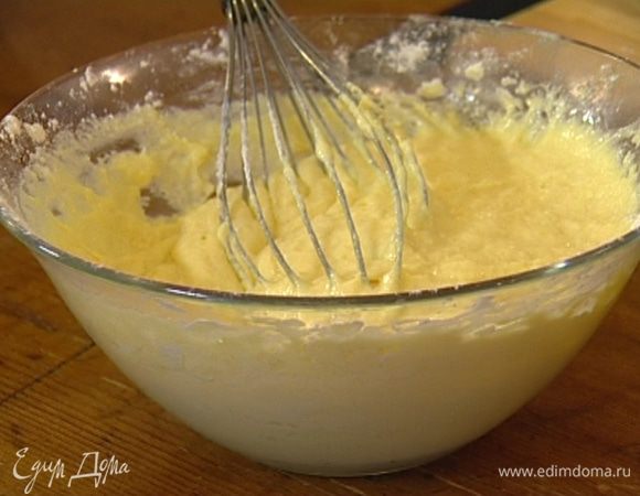 Желтки отделить от белков, 1 белок и желтки сразу добавить в муку, влить йогурт, растопленное масло и вымешать однородное тесто. 