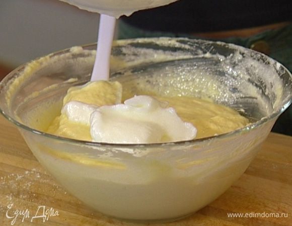 Оставшиеся 2 белка взбить со щепоткой соли в крепкую пену и ввести в тесто. 