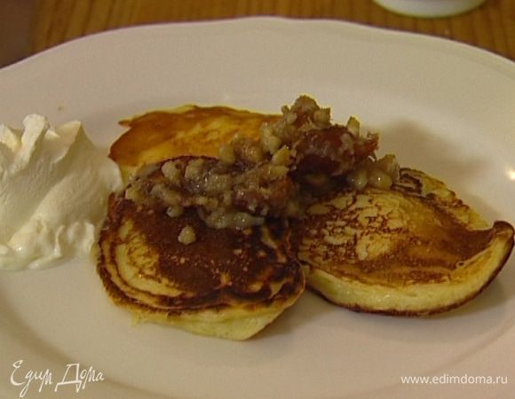 Разогреть в сковороде немного растительного масла и пожарить небольшие оладушки.
Подавать со сметаной, полив соусом из орехов и фиников.
