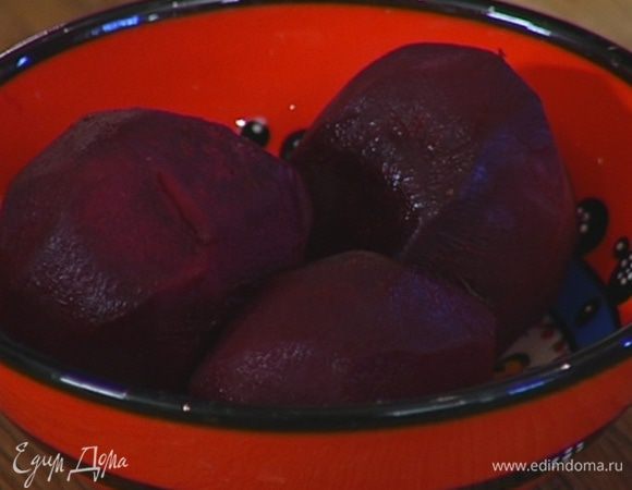 Свеклу вымыть, слегка посолить, поперчить, смазать оливковым маслом, завернуть в фольгу и запечь в разогретой духовке.