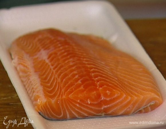 Семгу вымыть и просушить бумажным полотенцем.