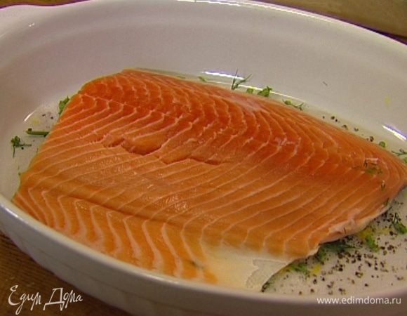 Третью этой смеси присыпать дно посуды, где вы будете мариновать семгу, и уложить рыбу на сухой маринад кожей вниз.