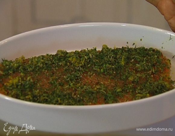 В оставшийся маринад добавить сахарную пудру, перемешать его и равномерно распределить по всей поверхности семги. Затянуть посуду с семгой пищевой пленкой и оставить на 6−8 часов в комнатной температуре. Затем ее можно поставить в холодильник и хранить там еще 2−3 дня.