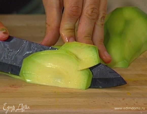 Авокадо почистить и разрезать пополам, косточку удалить. Одну половину авокадо нарезать тонкими пластинками, вторую половину размять вилкой в пюре.