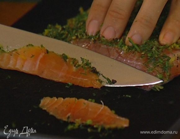 Маринованную семгу тонко нарезать.