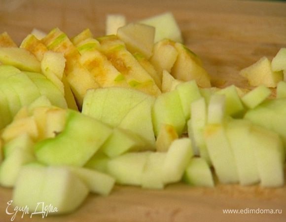 Яблоки почистить и, удалив сердцевину, нарезать небольшими кубиками. 