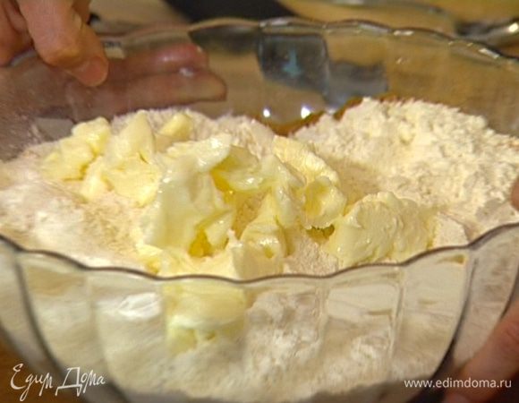 Соединить муку, разрыхлитель, 100 г сахара, соль, корицу, 125 г предварительно размягченного сливочного масла и яблоки, все перемешать. 