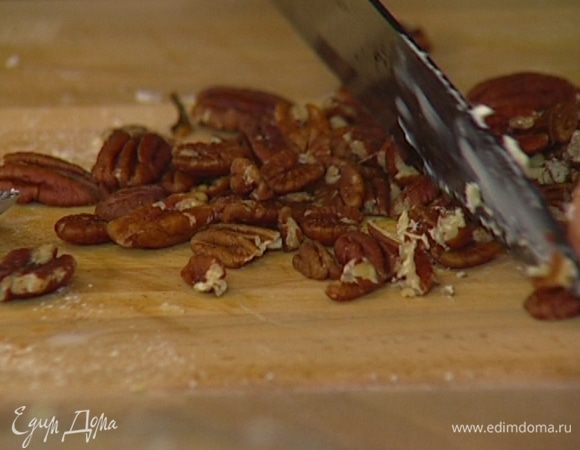 Ножом или с помощью блендера измельчить орехи, смешать их с оставшимся сахаром. 