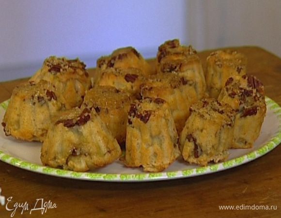 Выпекать кексы в разогретой духовке 30−35 минут, затем остудить, вынуть из формочек и присыпать сахарной пудрой.