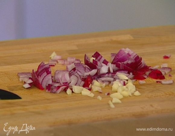 Лук и чеснок почистить и мелко порубить.