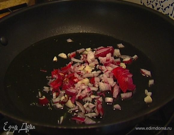 Разогреть в глубокой сковороде оливковое масло и потомить пару минут лук и чеснок.