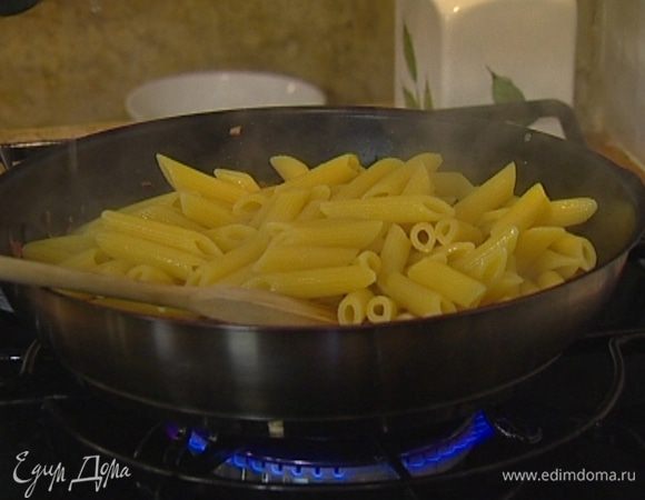 Выложить макароны в сковороду к фаршу, добавить небольшое количество воды, в которой они варились, влить сливки и слегка прогреть все вместе, не доводя до кипения.