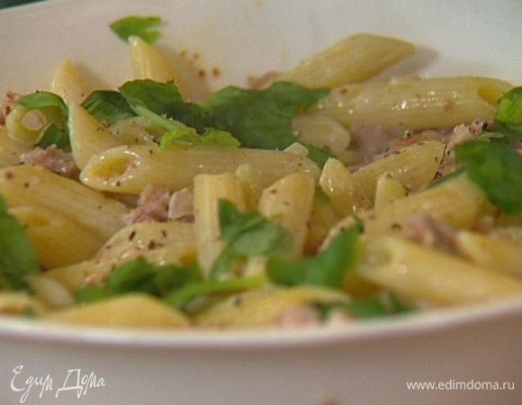 Поперчить макароны, присыпать листьями базилика и подавать тут же!