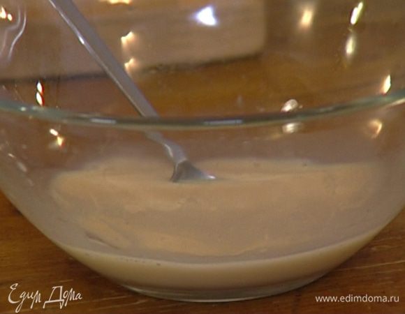 Дрожжи с сахаром развести в 90 мл теплой воды.