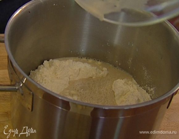 Приготовить закваску: муку перемешать с солью, сделать в центре углубление, влить в него разведенные дрожжи и слегка присыпать их мукой, оставшейся по краям. Накрыть кастрюлю полотенцем и оставить в теплом месте на 20 минут.