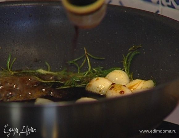 Добавить бальзамический уксус, мед, посолить, поперчить и томить на очень медленном огне 7−10 минут, чтобы чеснок стал мягким.