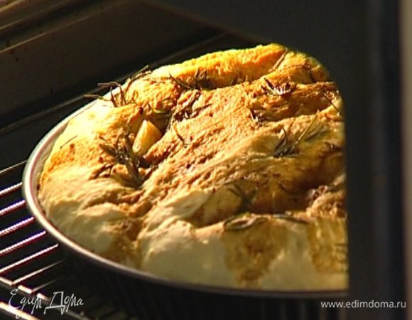 Выпекать в разогретой духовке 10 минут, затем убавить температуру до 180°С и выпекать еще 25 минут.