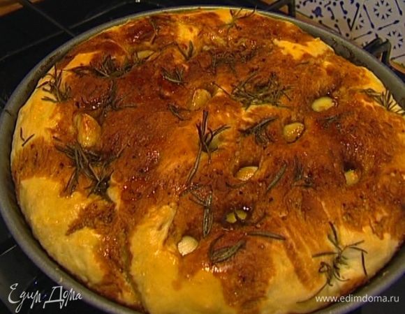 Готовую фокаччу сбрызнуть оливковым маслом.