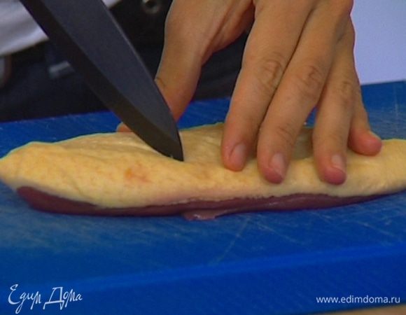 Утиное мясо вымыть и просушить бумажным полотенцем. По всей поверхности на кожице сделать небольшие надрезы, а на обратной стороне — глубокие проколы ножом.