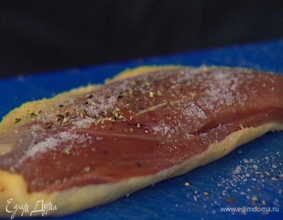 Поперчить и посолить с обеих сторон, обмакнуть в бренди и оставить на три минуты.