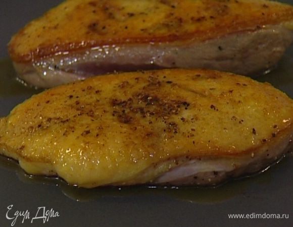 Разогреть сковороду без масла и обжаривать утку по 4 минуты на каждой стороне до появления румяной корочки.