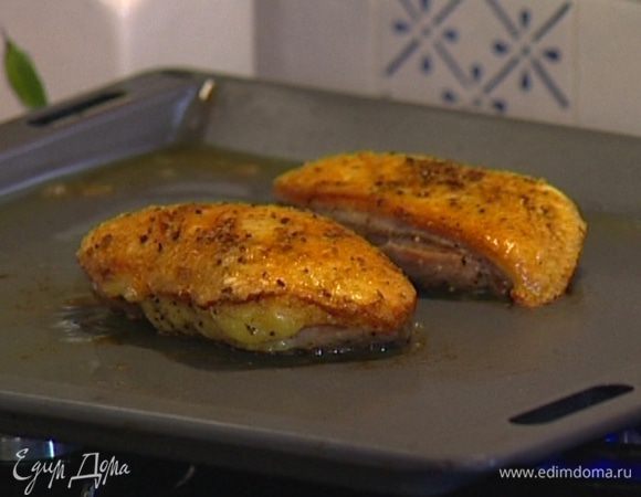 Переложить утку на противень, полить жирком, который образовался при жарке, и запекать в разогретой духовке 10−12 минут.