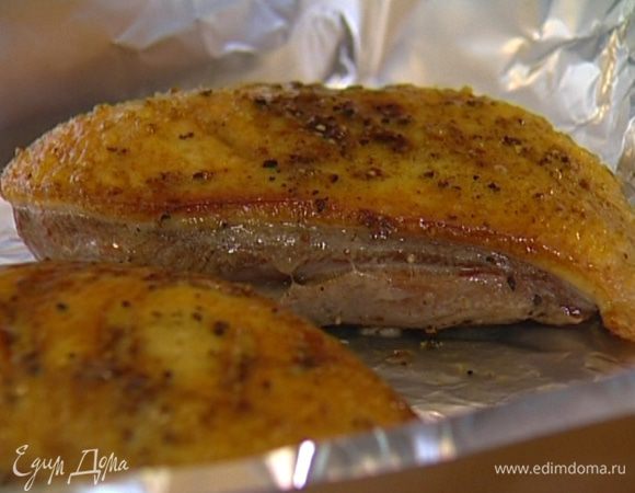 Сделать карман из фольги, уложить в него утку, полить тем соком, в котором она запекалась, завернуть карман и оставить на 10–15 минут.