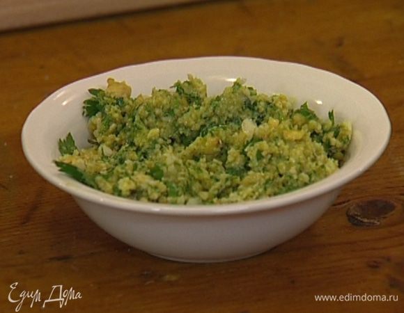 Приготовить соус: листья петрушки, орехи, чеснок и оливковое масло взбить в блендере (при желании соус можно прогреть).