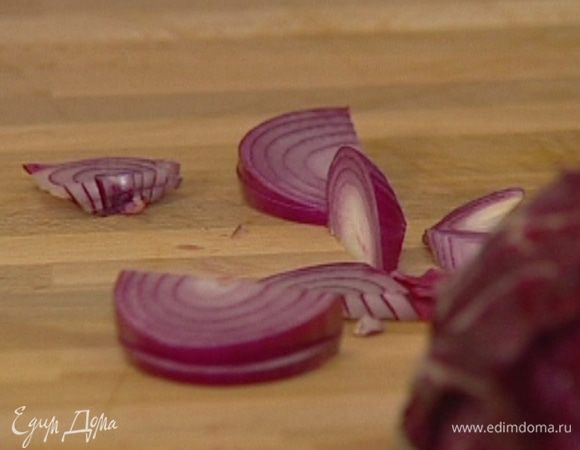 Красный лук почистить и нарезать полукольцами. 