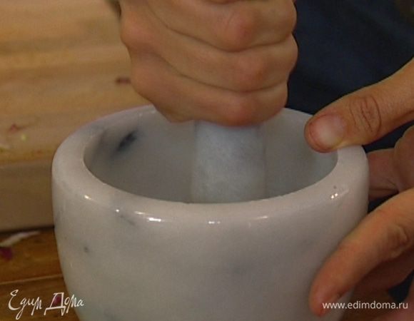 Кориандр, гвоздику и кардамон измельчить в ступке.